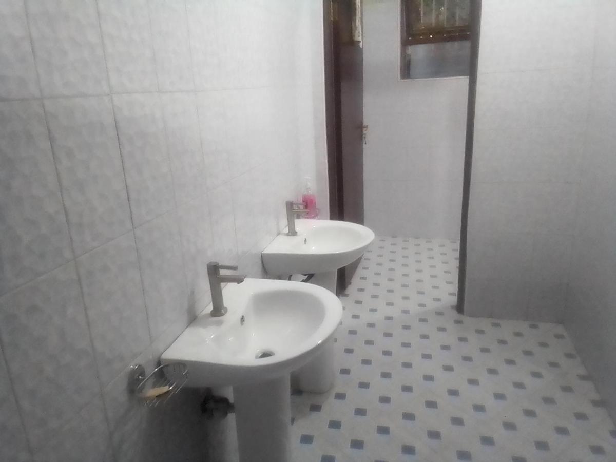Discovery Courts Hotel Entebbe Esterno foto