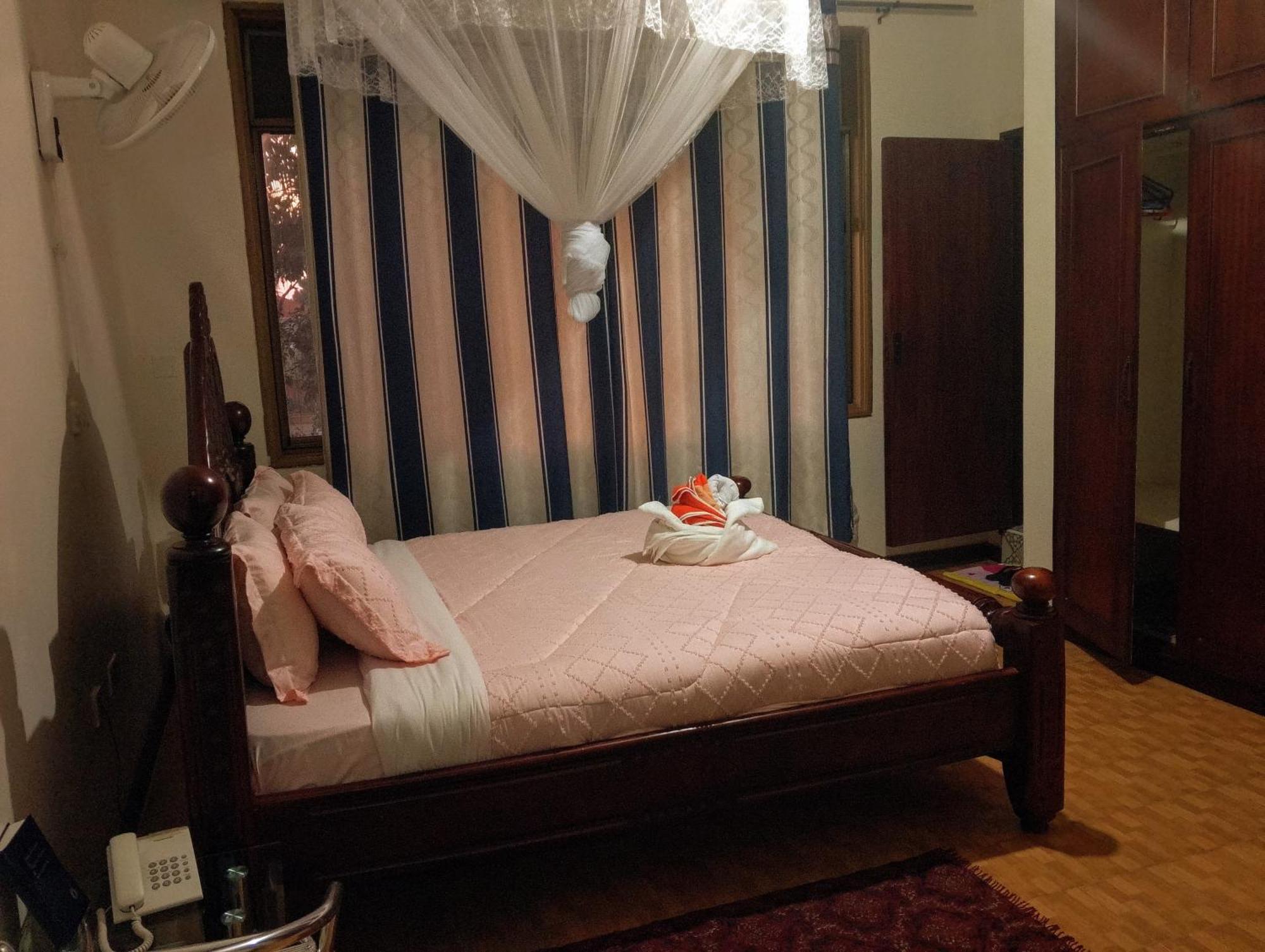 Discovery Courts Hotel Entebbe Esterno foto