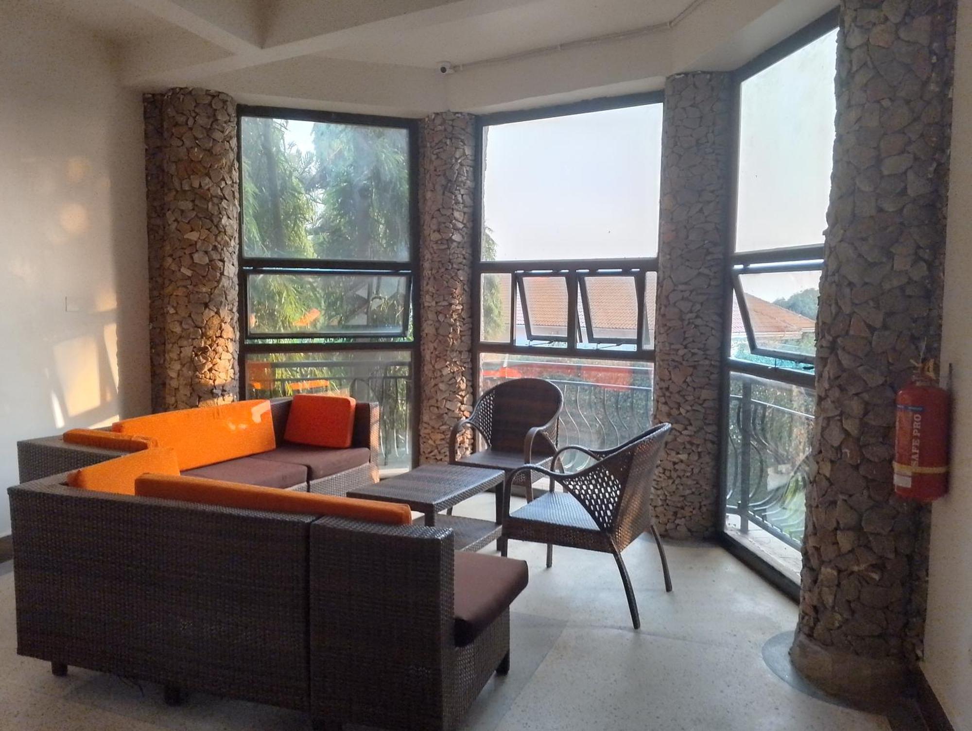 Discovery Courts Hotel Entebbe Esterno foto