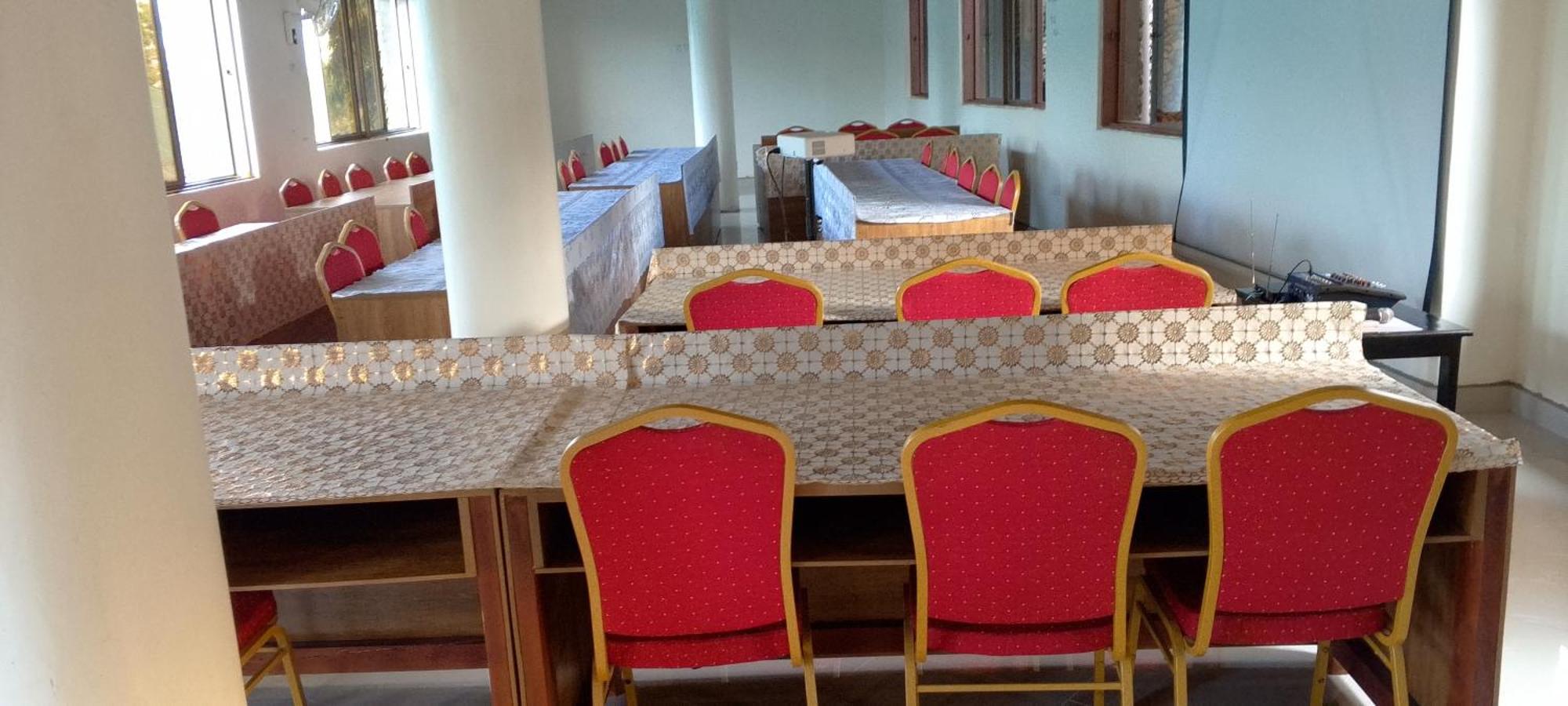 Discovery Courts Hotel Entebbe Esterno foto