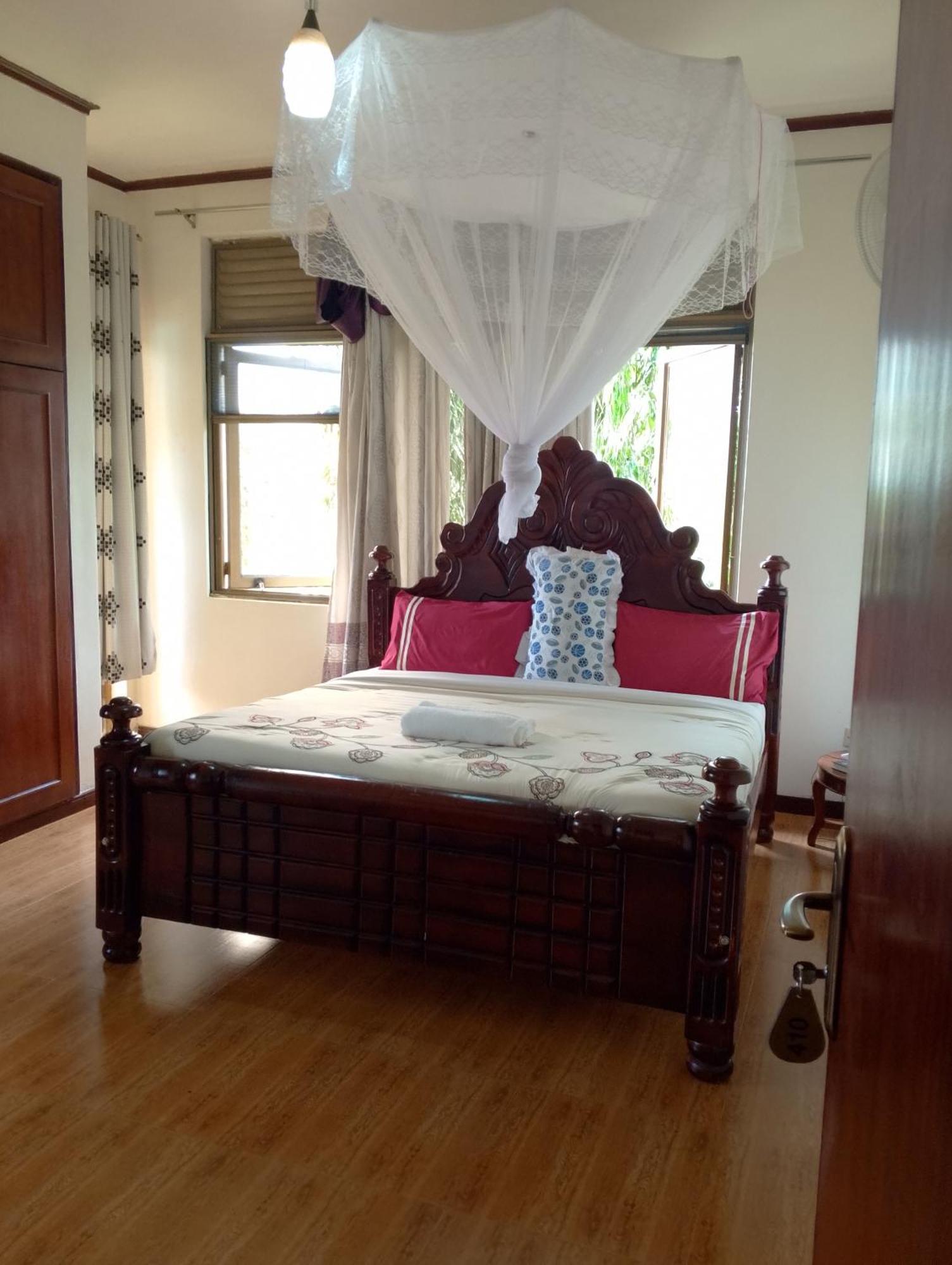 Discovery Courts Hotel Entebbe Esterno foto