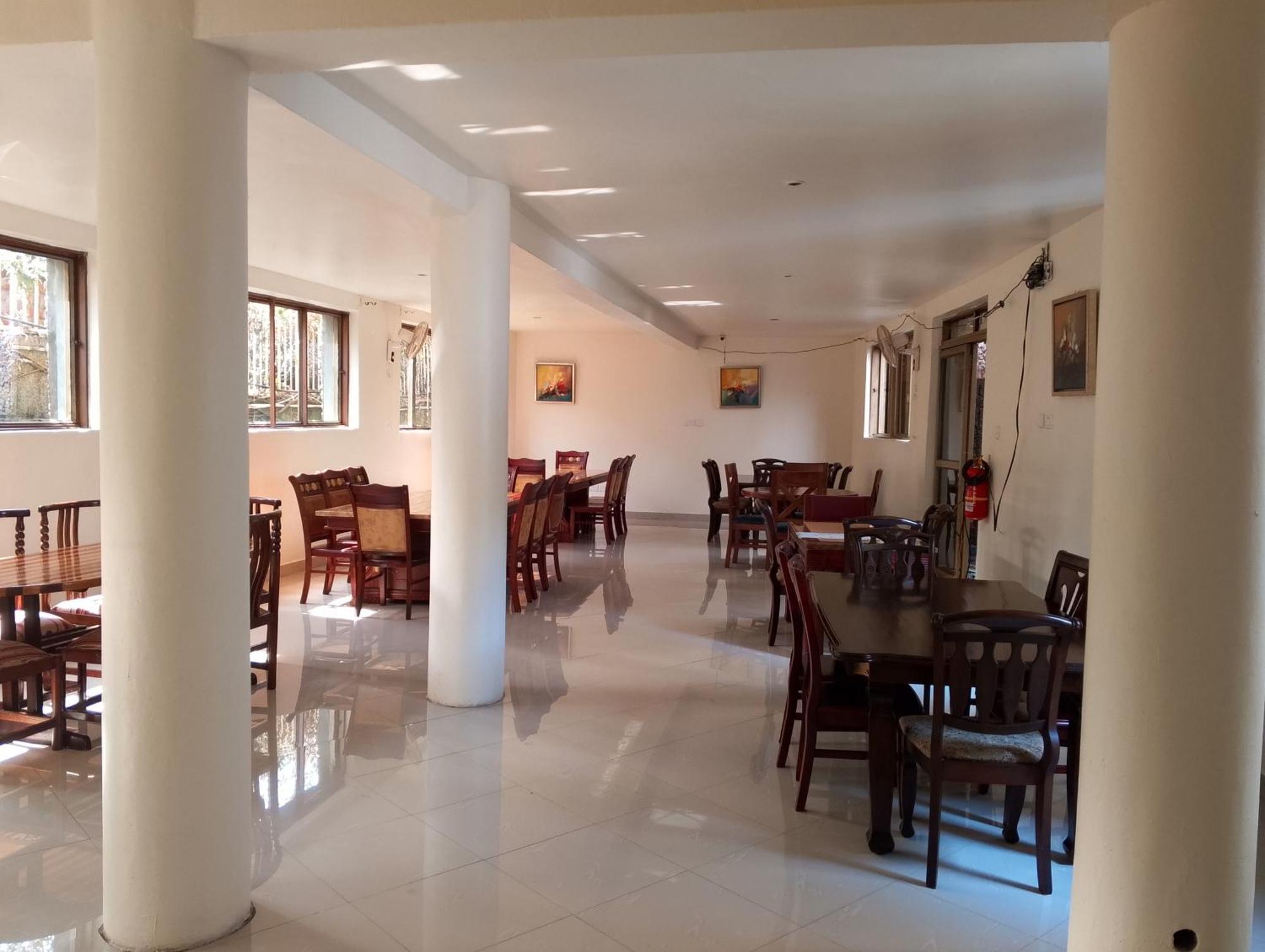Discovery Courts Hotel Entebbe Esterno foto