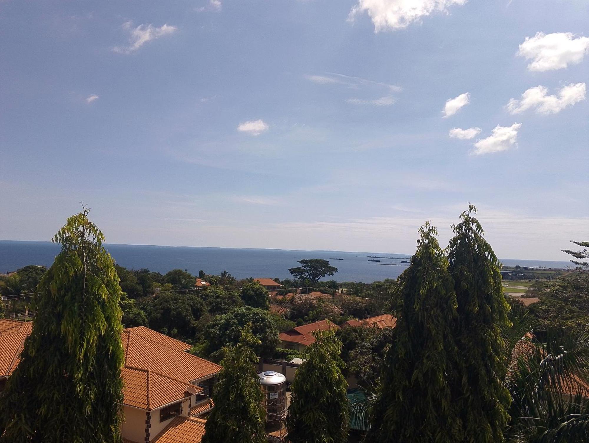 Discovery Courts Hotel Entebbe Esterno foto