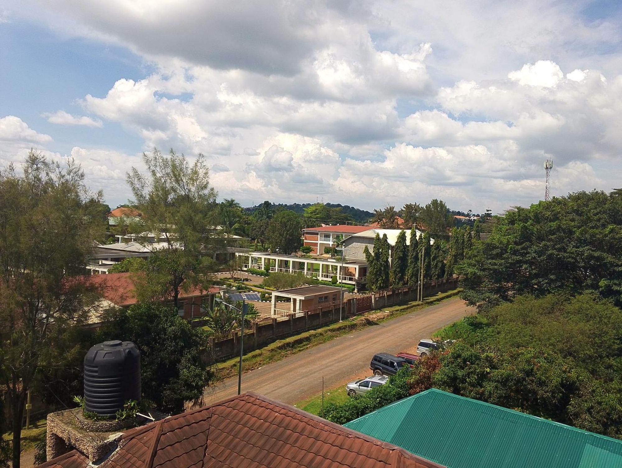 Discovery Courts Hotel Entebbe Esterno foto